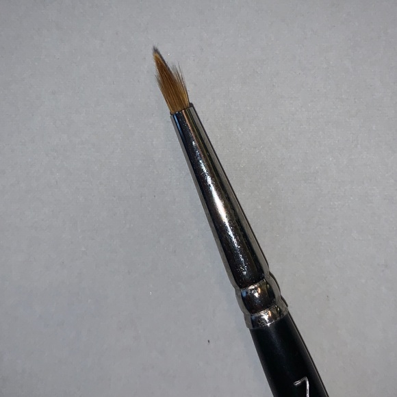 MAC 209 Eyeliner Brush - Original - Picture 3 of 8
